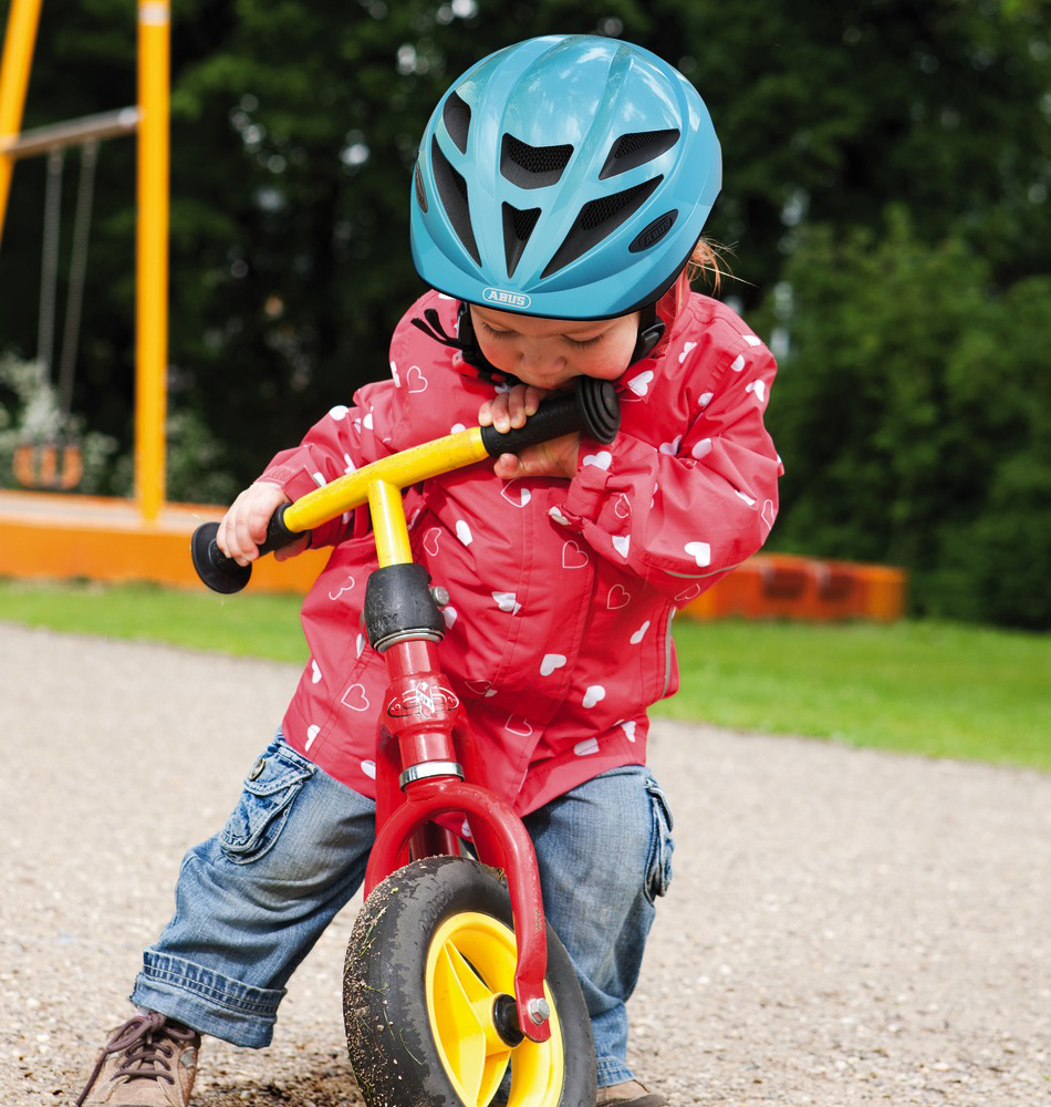 Fahrrad fahren lernen Kinder mit dem Laufrad. Dabei sollte auch ein Helm getragen werden. Quelle/Source [´www.abus.de | pd-f´]