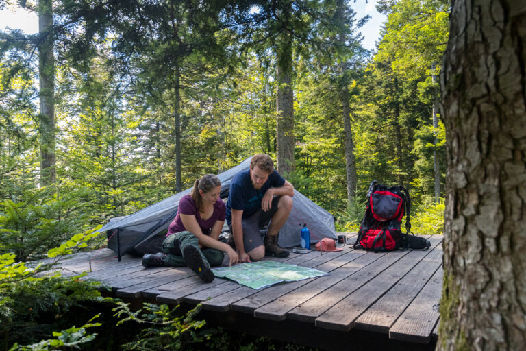 Beim Trekking im Schwarzwald dürfen naturverbundene Wanderer ihr Zelt ganz legal mitten im Wald aufschlagen. Foto: Sebastian Schröder-Esch
